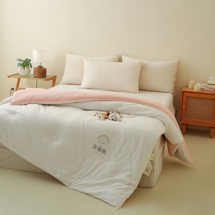 91家纺网 家纺一手货源 找家纺 爱诗诺家纺 2025新款拼色无印风新疆棉花被春秋被夏被四季被被子被芯 白+粉