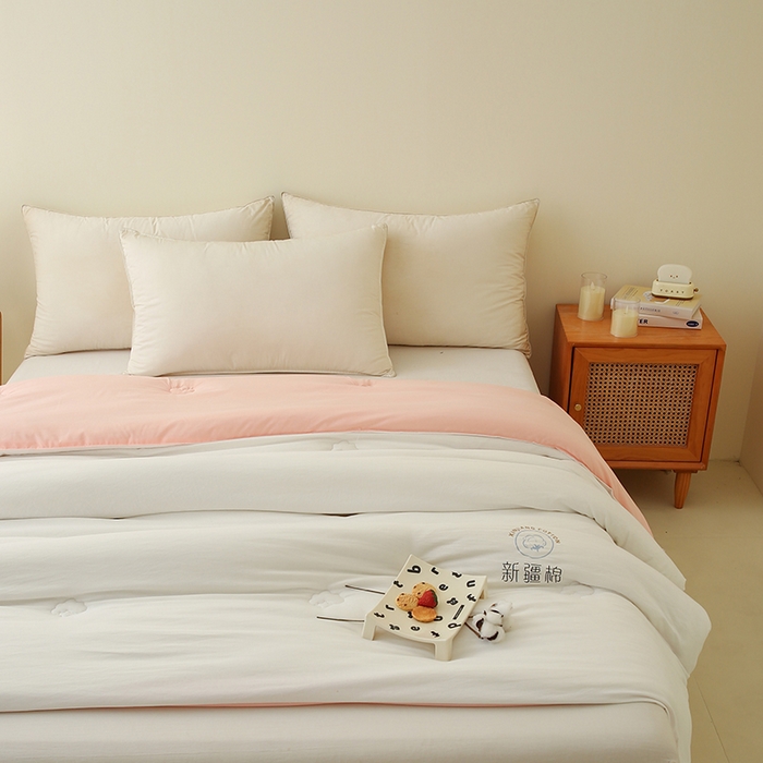 91家纺网 家纺一手货源 找家纺 爱诗诺家纺 2025新款拼色无印风新疆棉花被春秋被夏被四季被被子被芯 白+粉