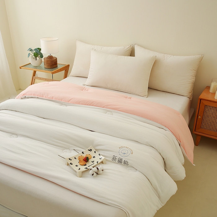 91家纺网 家纺一手货源 找家纺 爱诗诺家纺 2025新款拼色无印风新疆棉花被春秋被夏被四季被被子被芯 白+粉