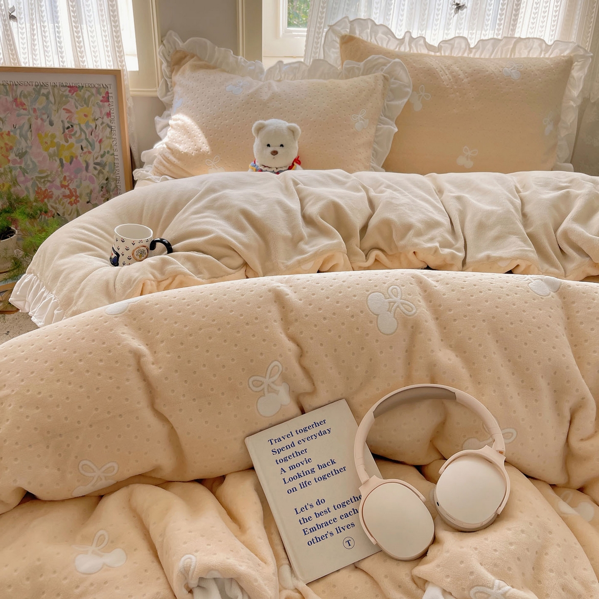 91家纺网 家纺一手货源 找家纺 三朵家纺 2025新款韩系花边雕花绒牛奶绒法莱绒四件套 茶语山樱-黄