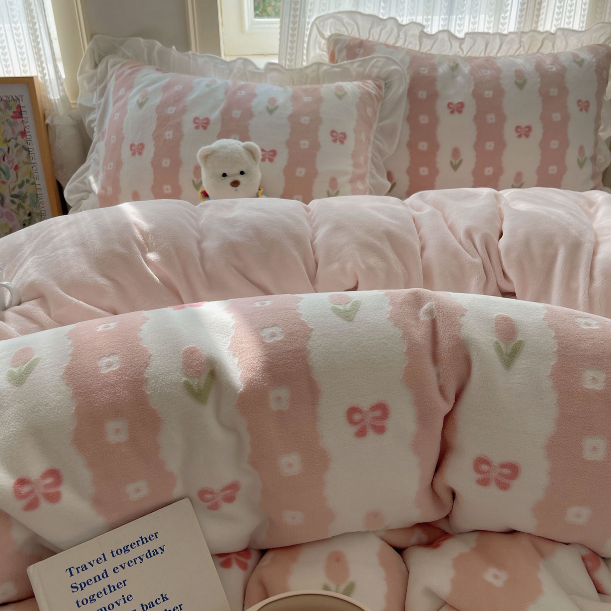 91家纺网 家纺一手货源 找家纺 三朵家纺 2025新款韩系花边雕花绒牛奶绒法莱绒四件套 恋花小经粉