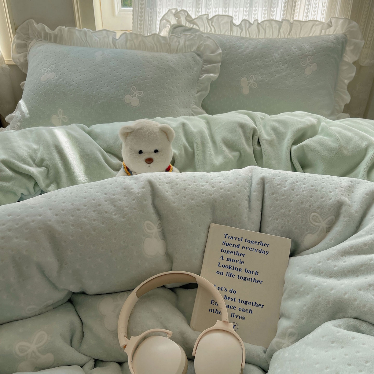 91家纺网 家纺一手货源 找家纺 三朵家纺 2025新款韩系花边雕花绒牛奶绒法莱绒四件套 茶语山樱-蓝