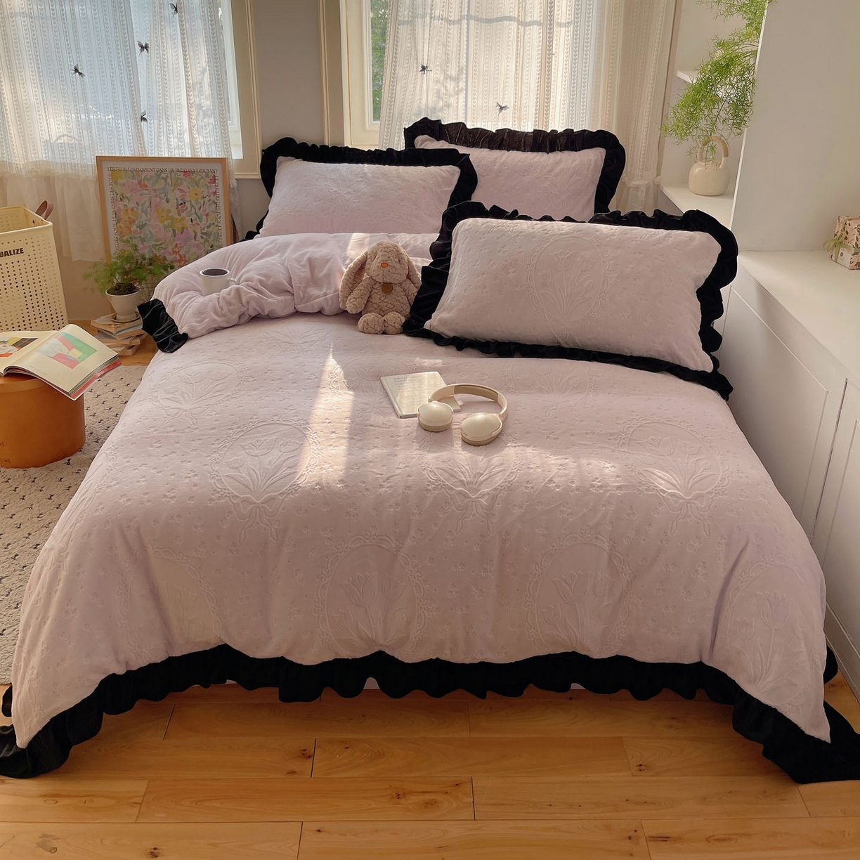 91家纺网 家纺一手货源 找家纺 三朵家纺 2025新款韩系花边雕花绒牛奶绒法莱绒四件套 屋顶花园-紫