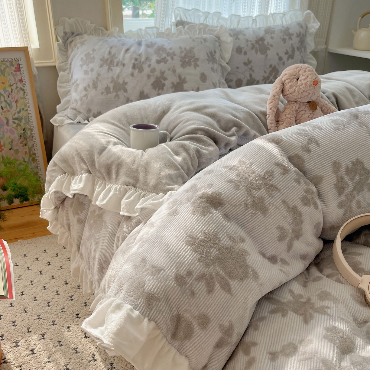 91家纺网 家纺一手货源 找家纺 三朵家纺 2025新款韩系花边雕花绒牛奶绒法莱绒四件套 蔷薇梦境