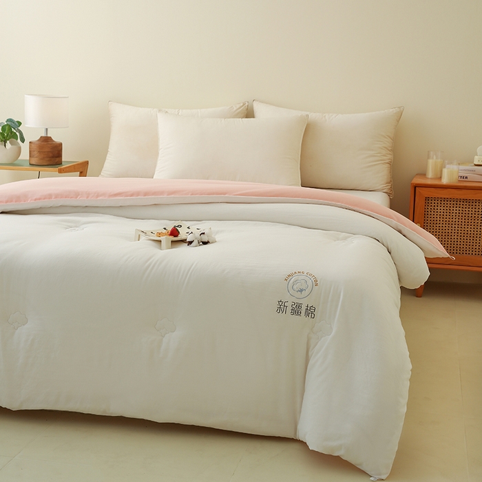 91家纺网 家纺一手货源 找家纺 爱诗诺家纺 2025新款拼色无印风新疆棉花被春秋被夏被四季被被子被芯 白+粉