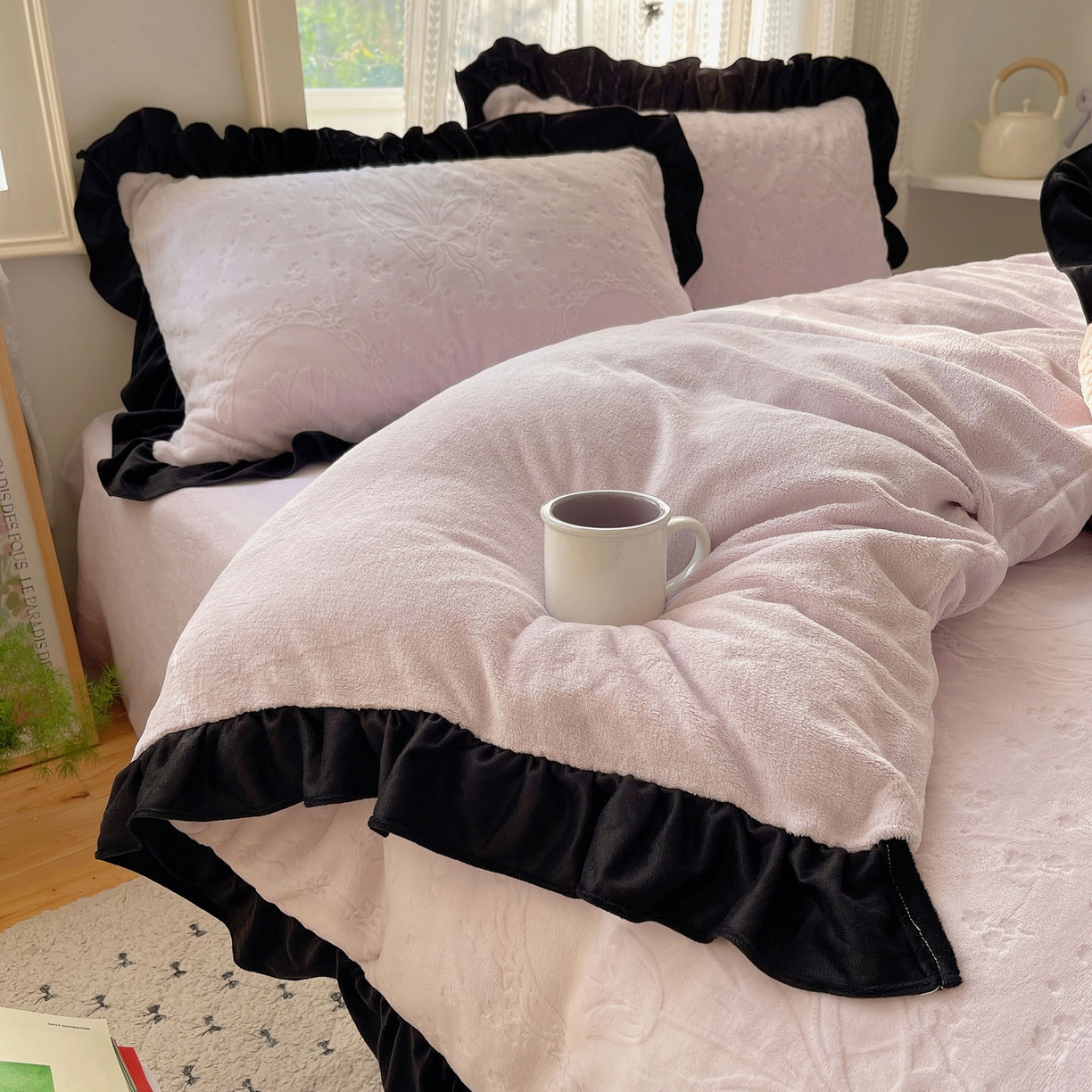 91家纺网 家纺一手货源 找家纺 三朵家纺 2025新款韩系花边雕花绒牛奶绒法莱绒四件套 屋顶花园-紫