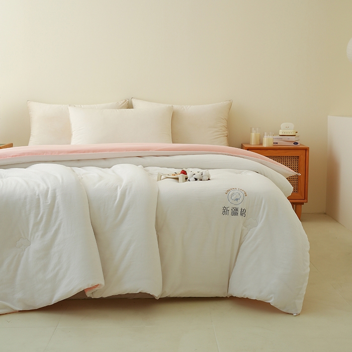 91家纺网 家纺一手货源 找家纺 爱诗诺家纺 2025新款拼色无印风新疆棉花被春秋被夏被四季被被子被芯 白+粉