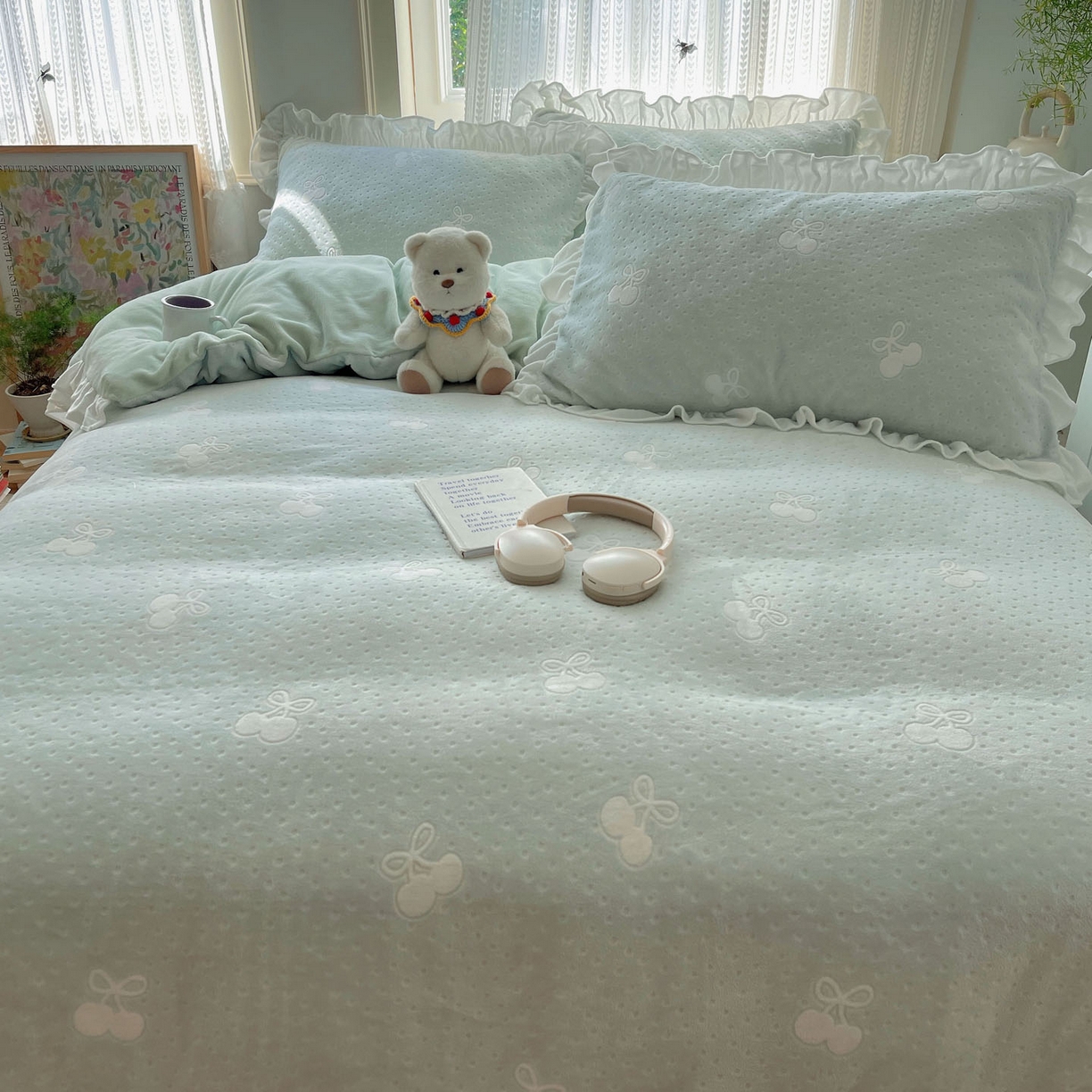 91家纺网 家纺一手货源 找家纺 三朵家纺 2025新款韩系花边雕花绒牛奶绒法莱绒四件套 茶语山樱-蓝