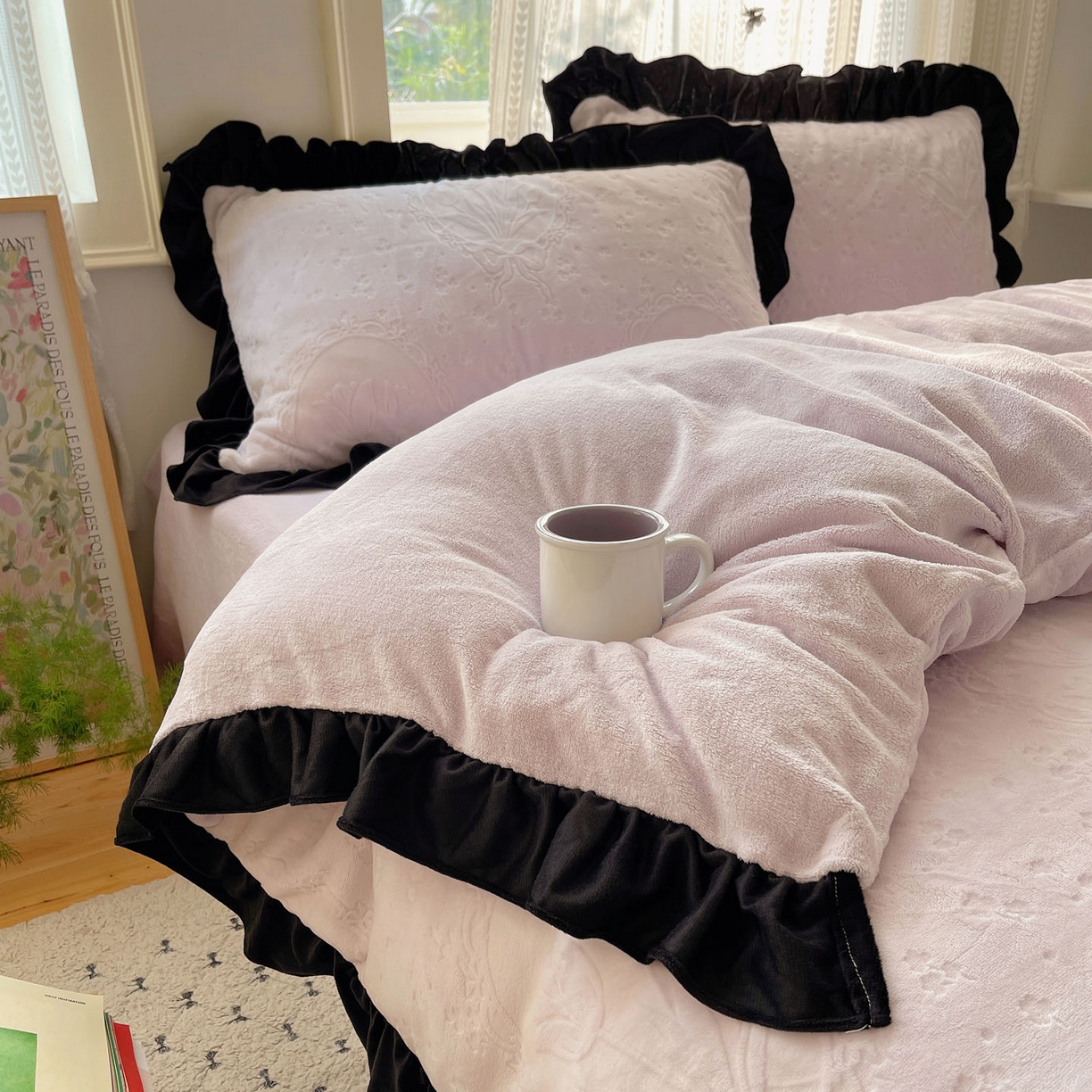 91家纺网 家纺一手货源 找家纺 三朵家纺 2025新款韩系花边雕花绒牛奶绒法莱绒四件套 屋顶花园-紫