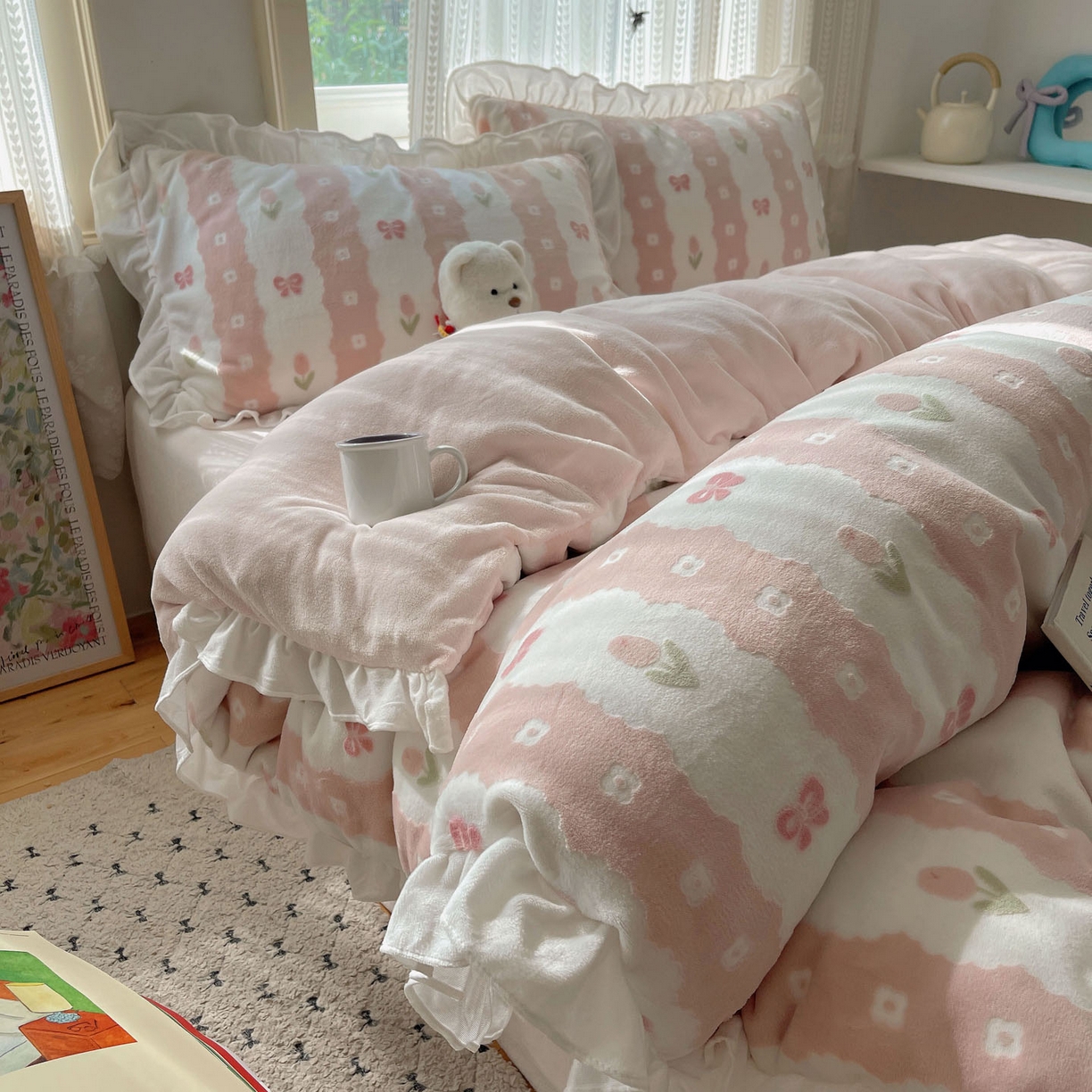 91家纺网 家纺一手货源 找家纺 三朵家纺 2025新款韩系花边雕花绒牛奶绒法莱绒四件套 恋花小经粉