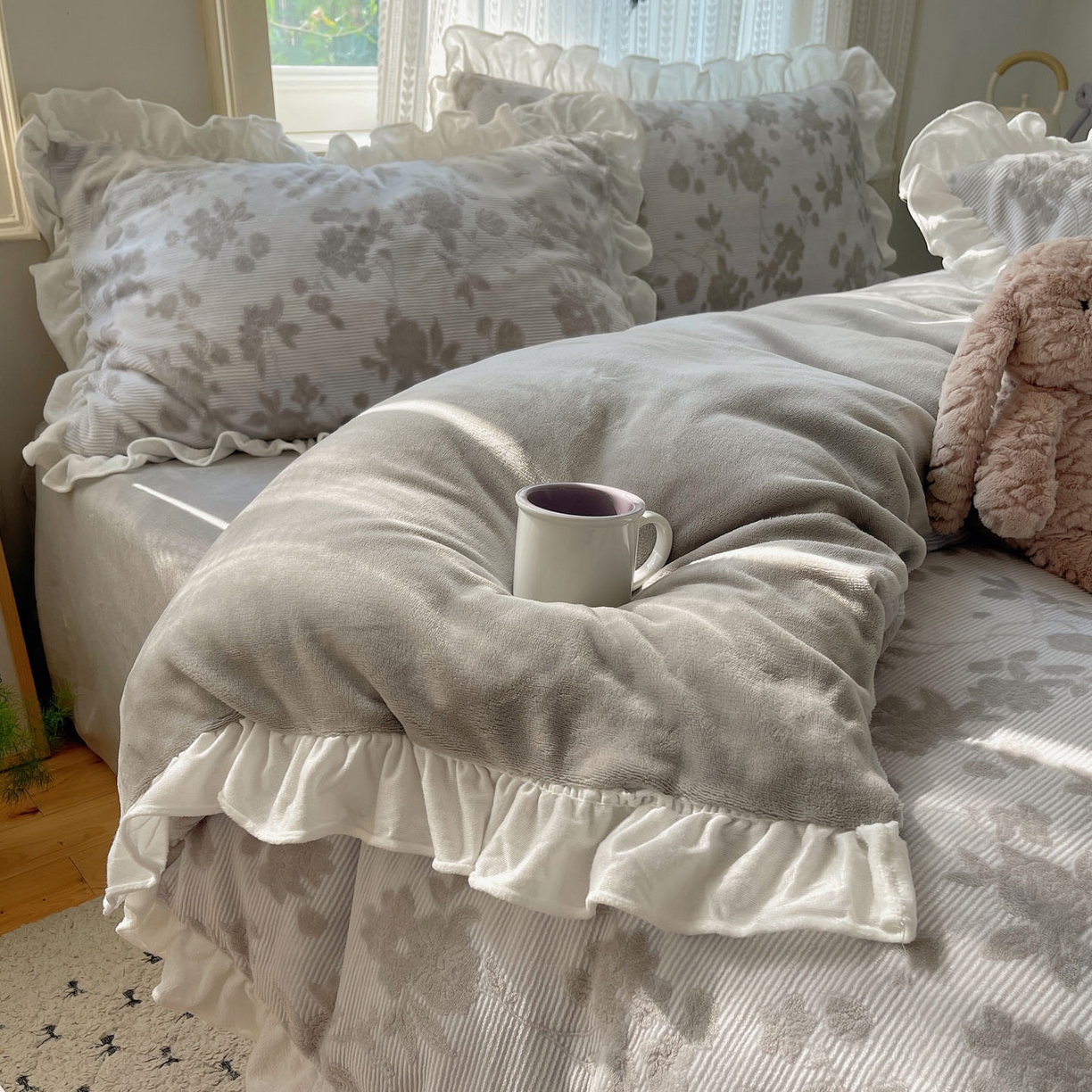 91家纺网 家纺一手货源 找家纺 三朵家纺 2025新款韩系花边雕花绒牛奶绒法莱绒四件套 蔷薇梦境