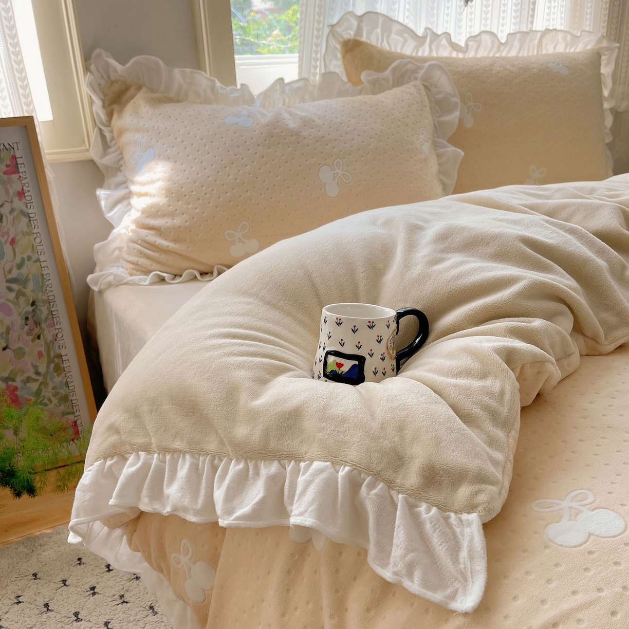 91家纺网 家纺一手货源 找家纺 三朵家纺 2025新款韩系花边雕花绒牛奶绒法莱绒四件套 茶语山樱-黄