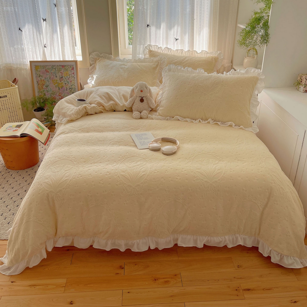 91家纺网 家纺一手货源 找家纺 三朵家纺 2025新款韩系花边雕花绒牛奶绒法莱绒四件套 屋顶花园-黄