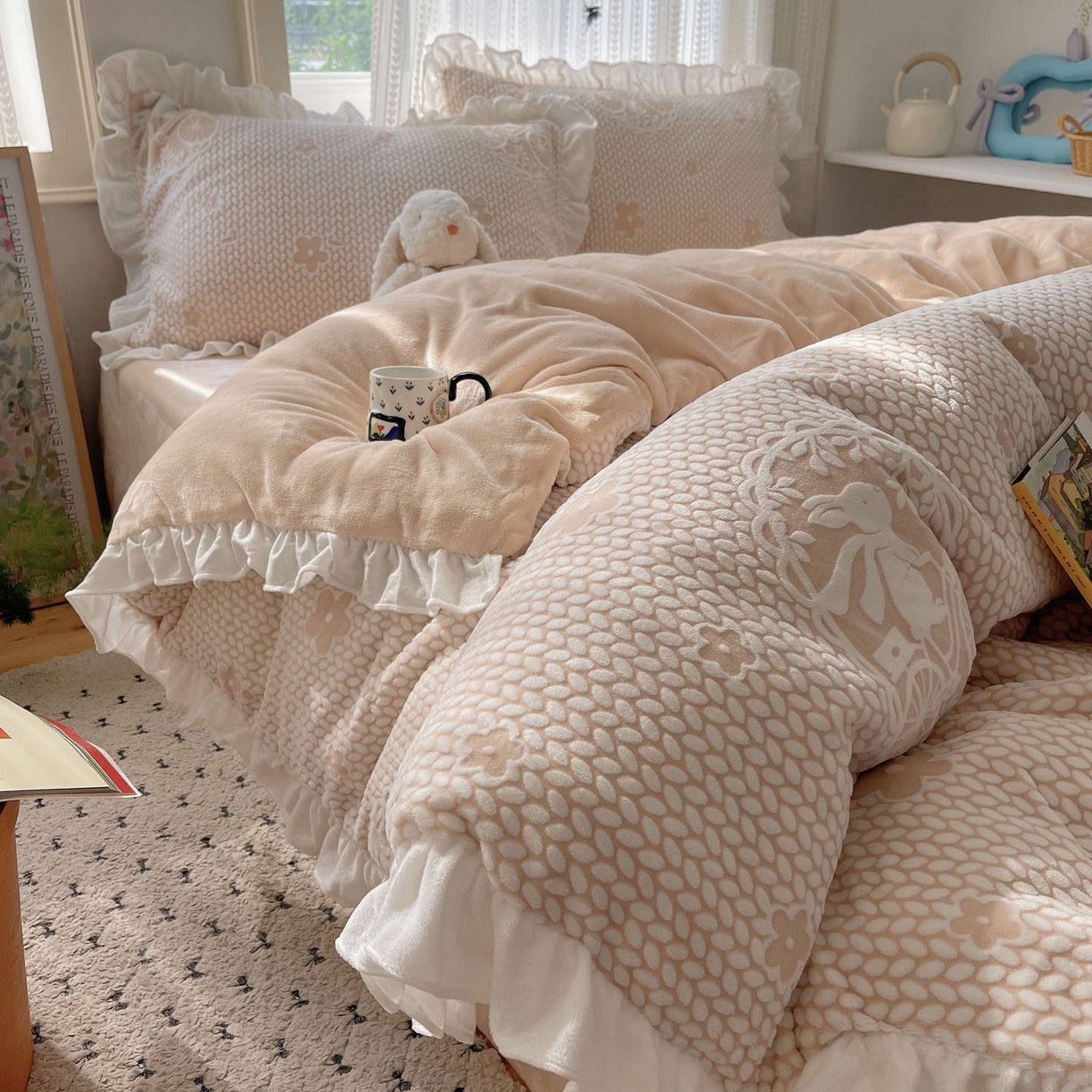 91家纺网 家纺一手货源 找家纺 三朵家纺 2025新款韩系花边雕花绒牛奶绒法莱绒四件套 精灵兔