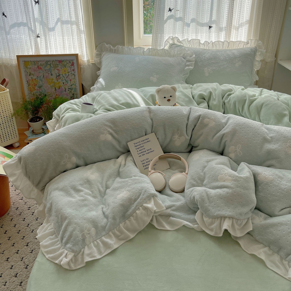 91家纺网 家纺一手货源 找家纺 三朵家纺 2025新款韩系花边雕花绒牛奶绒法莱绒四件套 茶语山樱-蓝