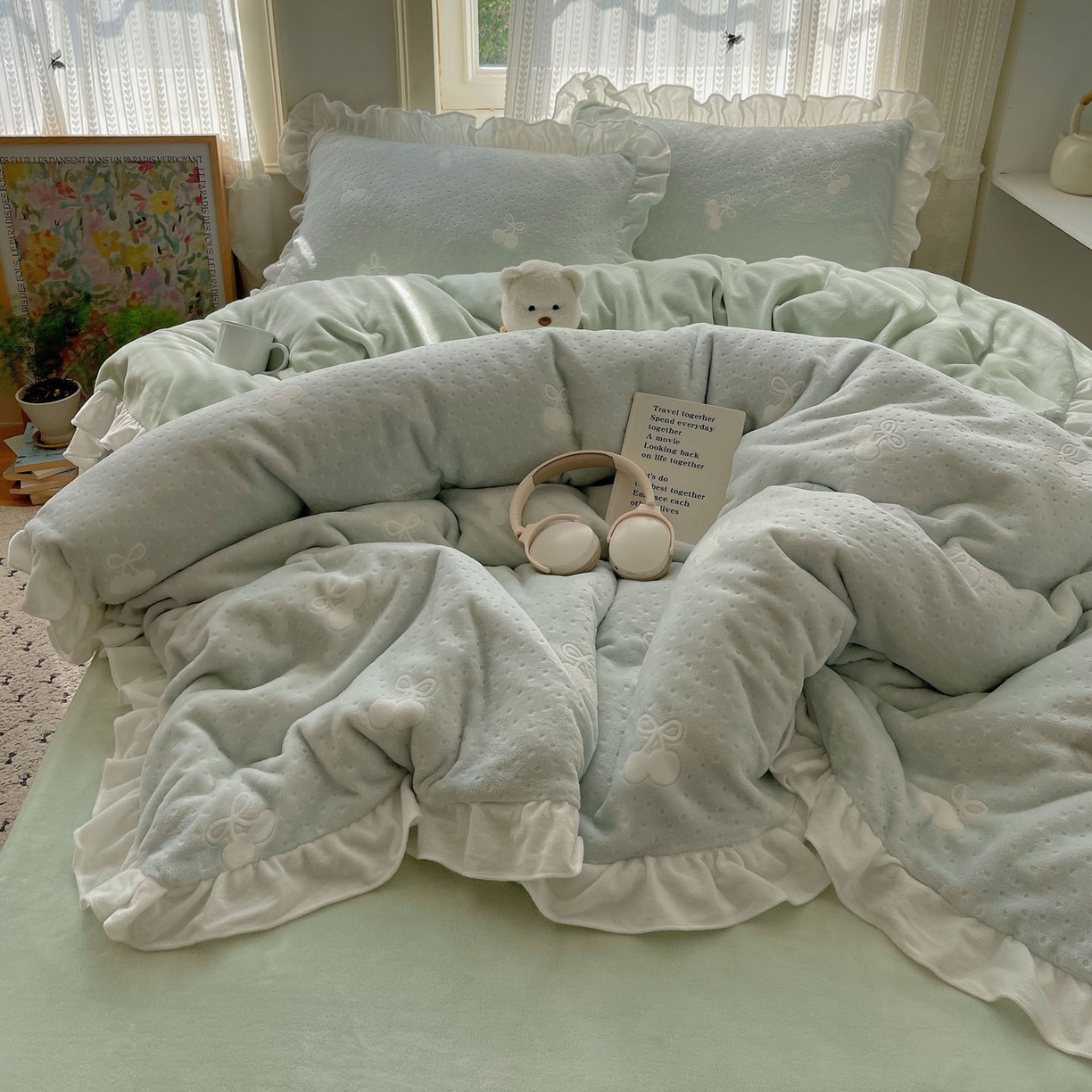 91家纺网 家纺一手货源 找家纺 三朵家纺 2025新款韩系花边雕花绒牛奶绒法莱绒四件套 茶语山樱-蓝