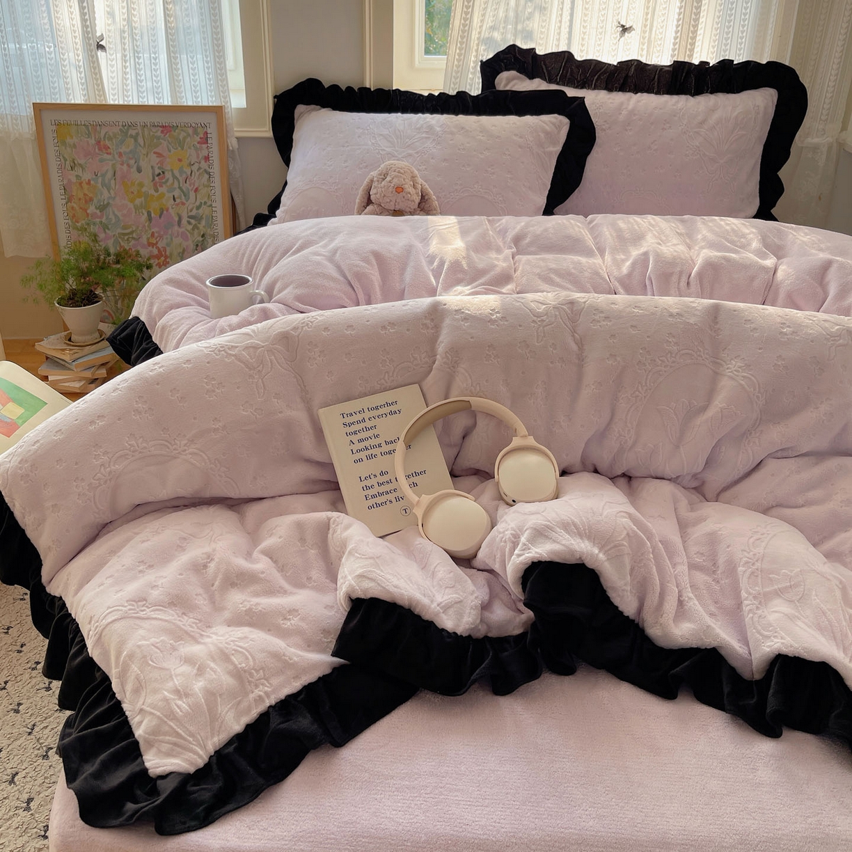 91家纺网 家纺一手货源 找家纺 三朵家纺 2025新款韩系花边雕花绒牛奶绒法莱绒四件套 屋顶花园-紫