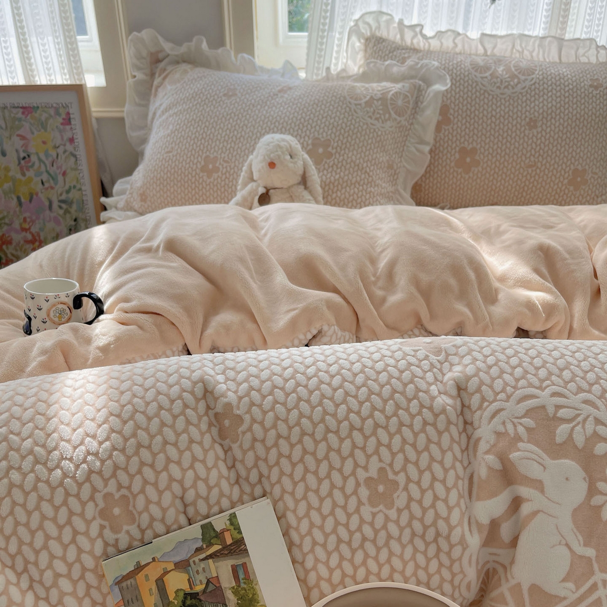 91家纺网 家纺一手货源 找家纺 三朵家纺 2025新款韩系花边雕花绒牛奶绒法莱绒四件套 精灵兔