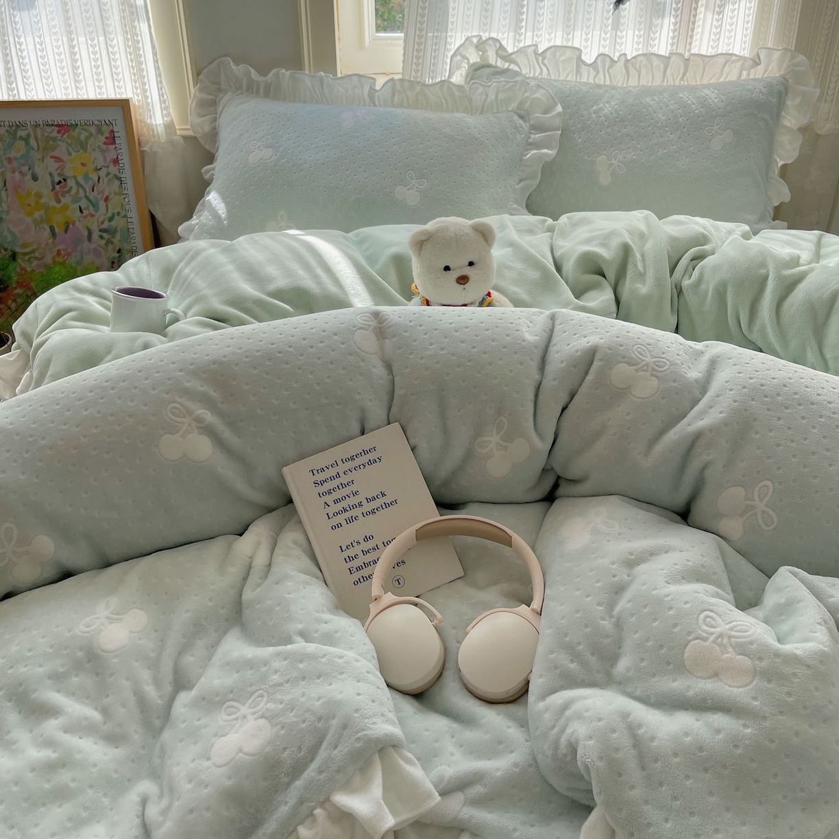 91家纺网 家纺一手货源 找家纺 三朵家纺 2025新款韩系花边雕花绒牛奶绒法莱绒四件套 茶语山樱-蓝