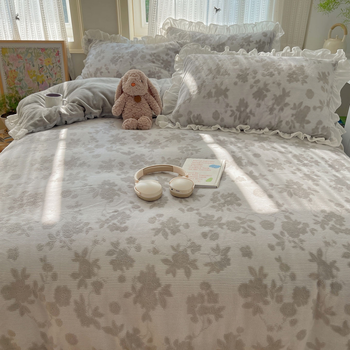 91家纺网 家纺一手货源 找家纺 三朵家纺 2025新款韩系花边雕花绒牛奶绒法莱绒四件套 蔷薇梦境