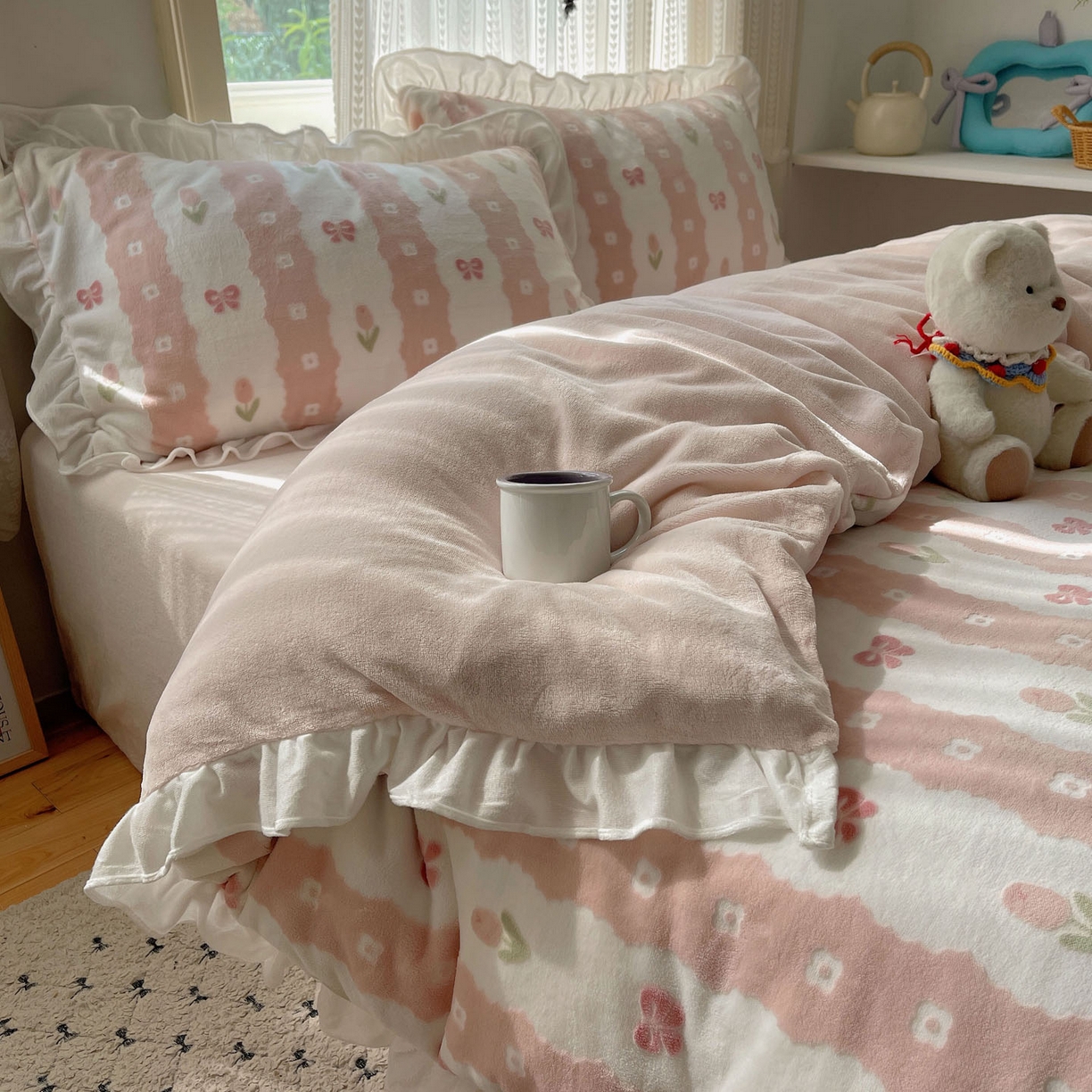 91家纺网 家纺一手货源 找家纺 三朵家纺 2025新款韩系花边雕花绒牛奶绒法莱绒四件套 恋花小经粉