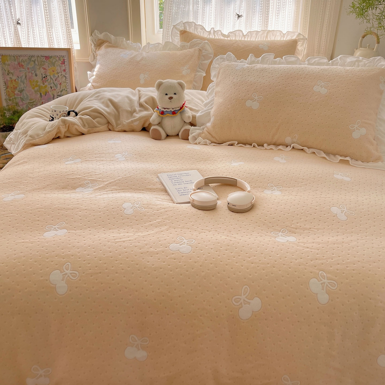 91家纺网 家纺一手货源 找家纺 三朵家纺 2025新款韩系花边雕花绒牛奶绒法莱绒四件套 茶语山樱-黄