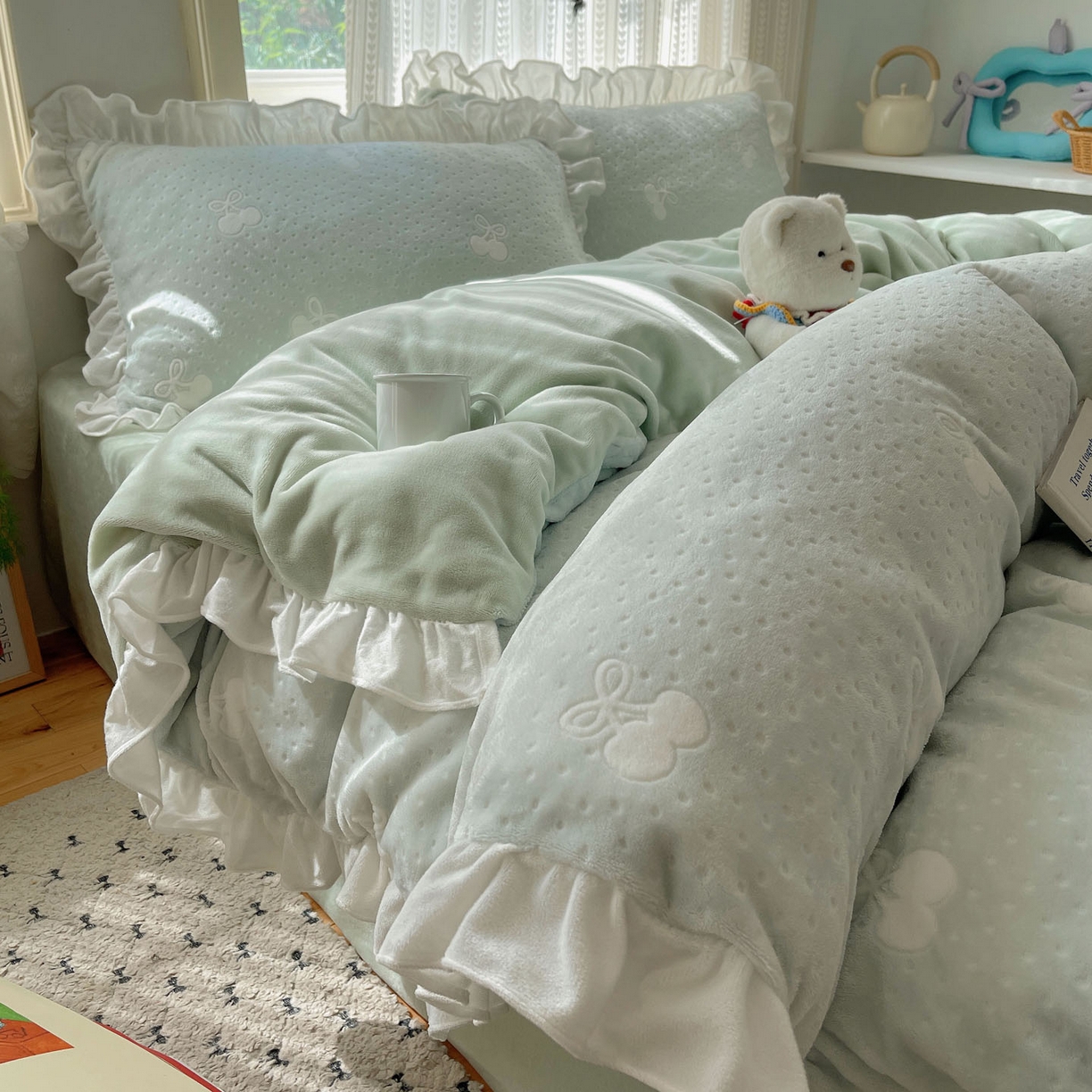 91家纺网 家纺一手货源 找家纺 三朵家纺 2025新款韩系花边雕花绒牛奶绒法莱绒四件套 茶语山樱-蓝