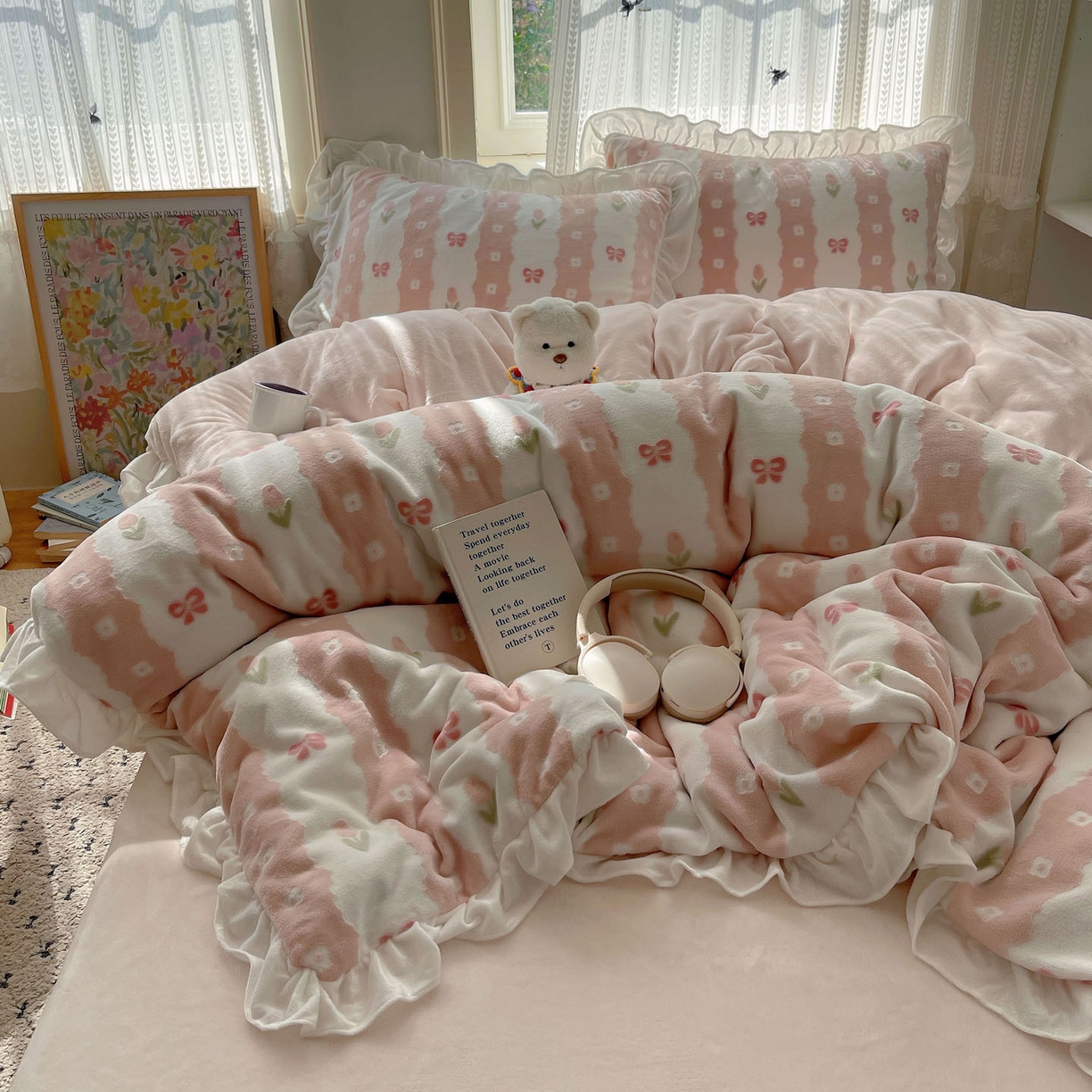 91家纺网 家纺一手货源 找家纺 三朵家纺 2025新款韩系花边雕花绒牛奶绒法莱绒四件套 恋花小经粉