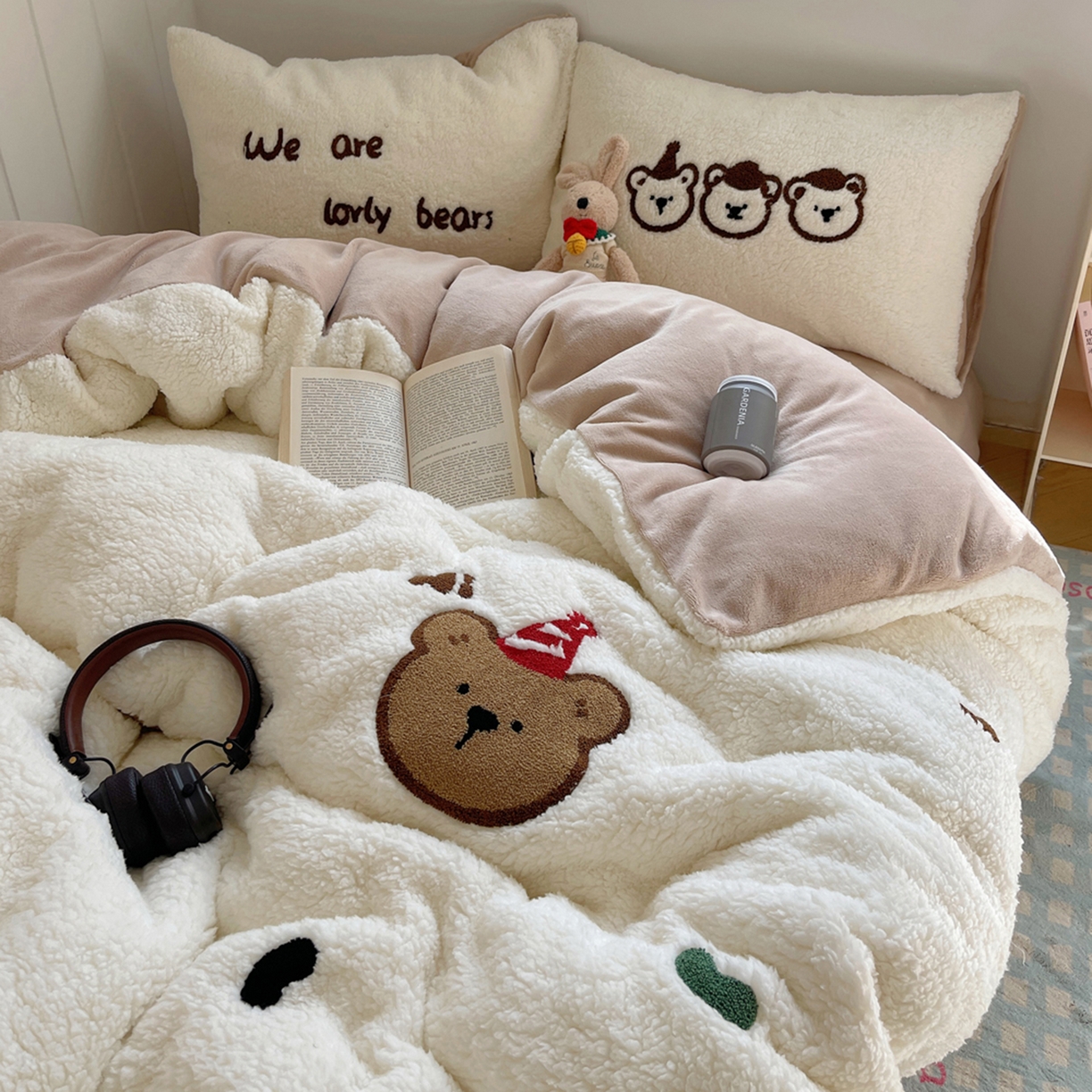 91家纺网 家纺一手货源 找家纺 轻奢坊 2025新款软糯可爱ins韩风羊羔绒毛巾绣四件套 三只小熊-白