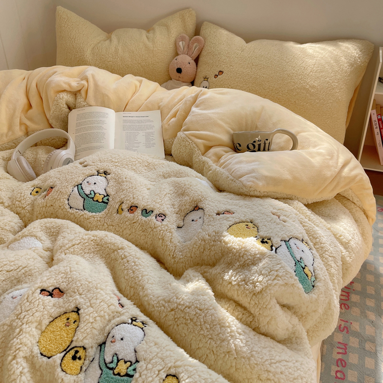 91家纺网 家纺一手货源 找家纺 轻奢坊 2025新款软糯可爱ins韩风羊羔绒毛巾绣四件套 小鸡排队-黄