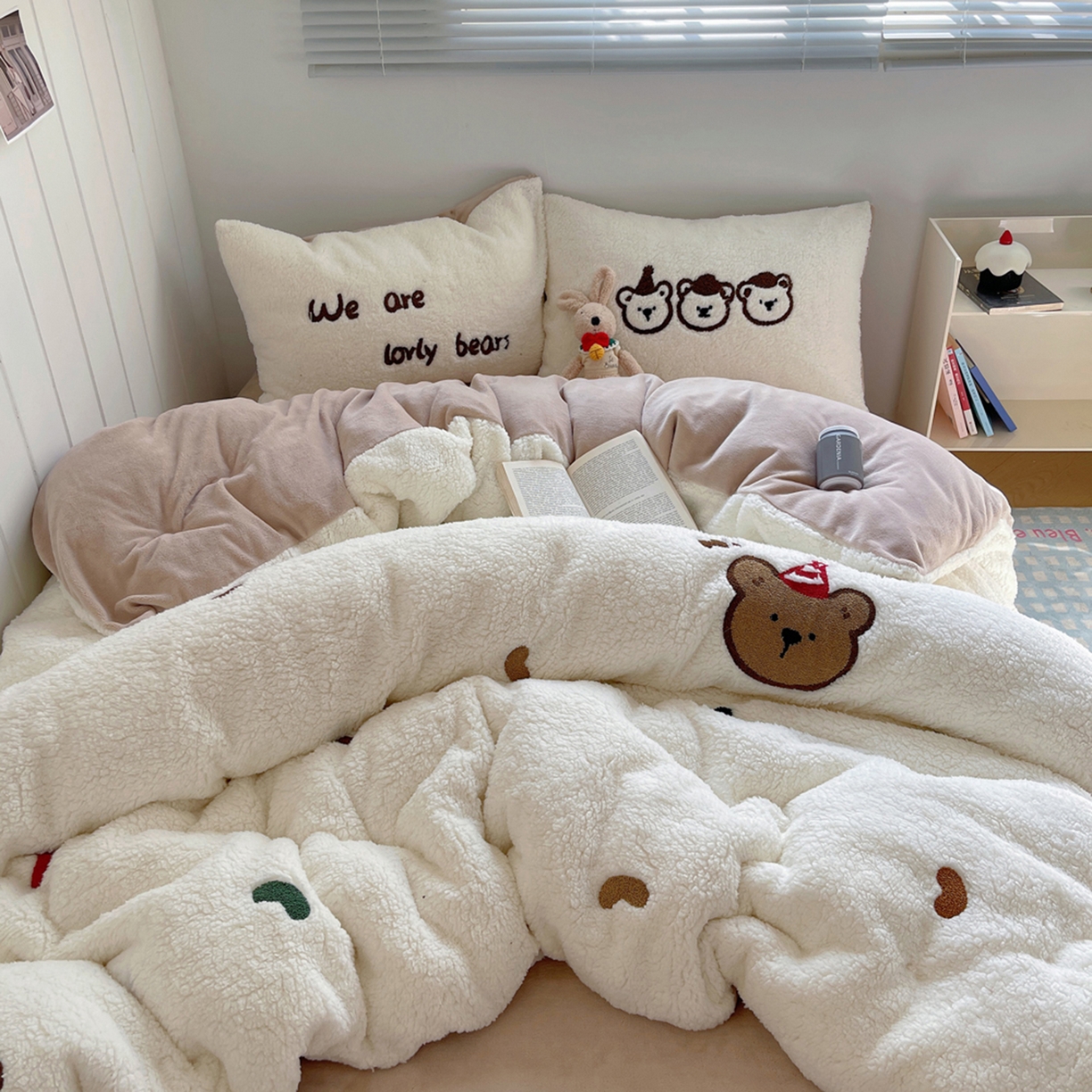 91家纺网 家纺一手货源 找家纺 轻奢坊 2025新款软糯可爱ins韩风羊羔绒毛巾绣四件套 三只小熊-白