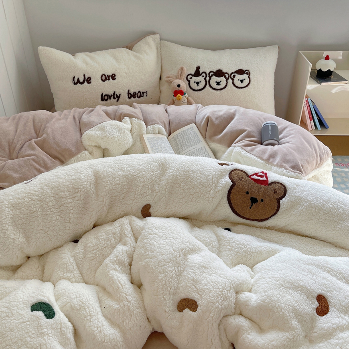 91家纺网 家纺一手货源 找家纺 轻奢坊 2025新款软糯可爱ins韩风羊羔绒毛巾绣四件套 三只小熊-白