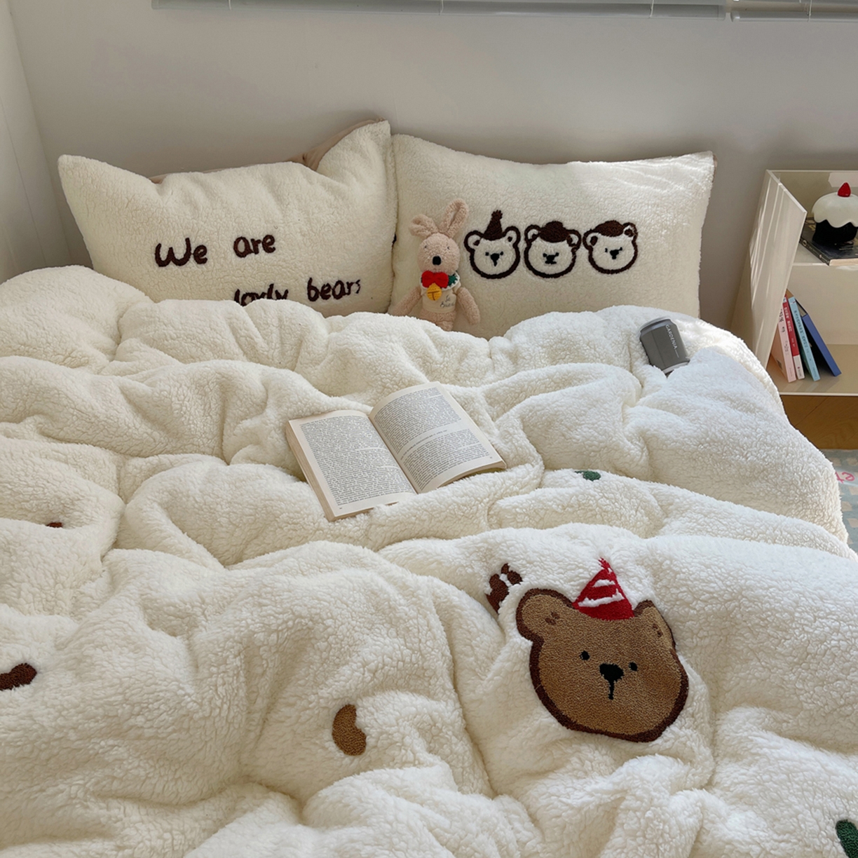 91家纺网 家纺一手货源 找家纺 轻奢坊 2025新款软糯可爱ins韩风羊羔绒毛巾绣四件套 三只小熊-白