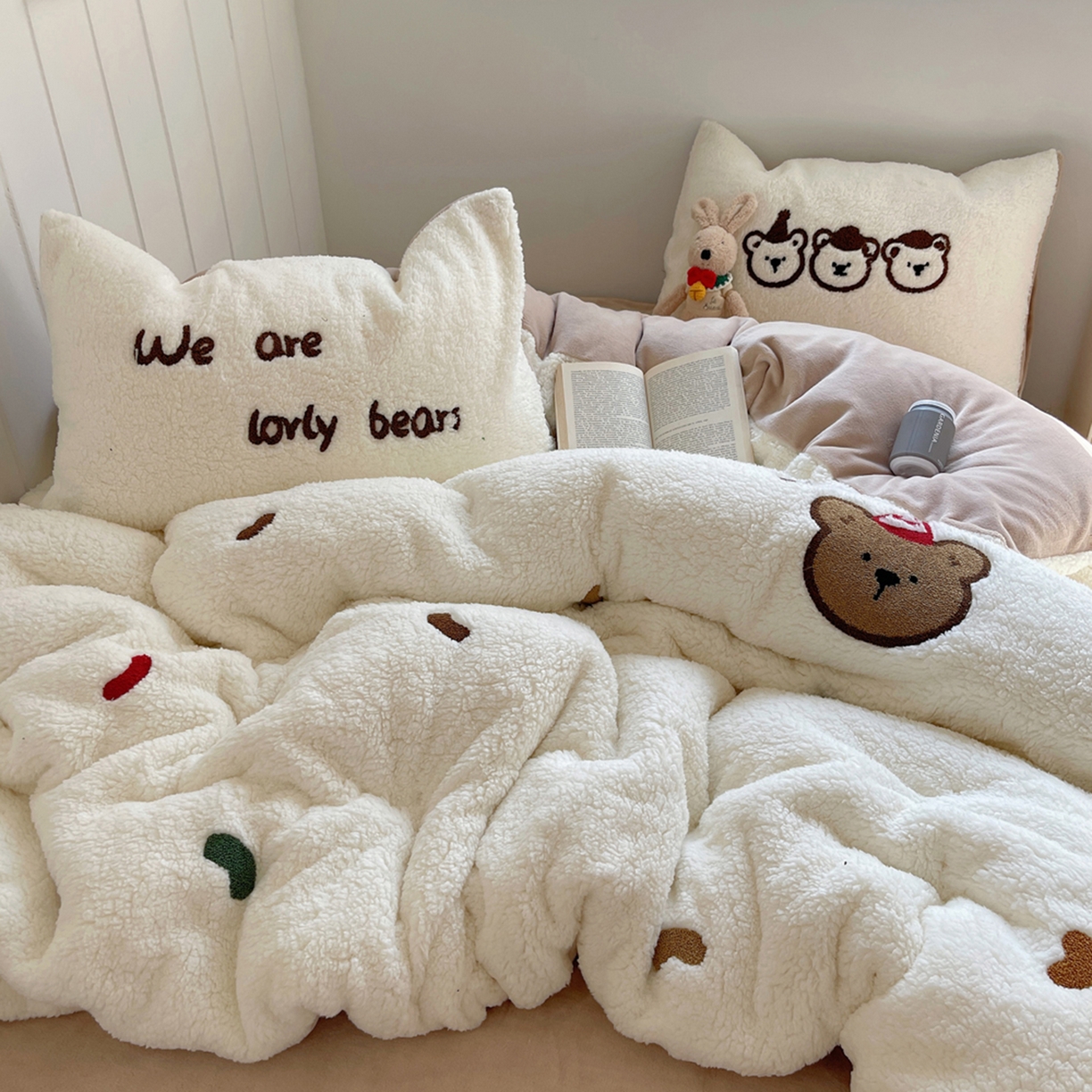 91家纺网 家纺一手货源 找家纺 轻奢坊 2025新款软糯可爱ins韩风羊羔绒毛巾绣四件套 三只小熊-白