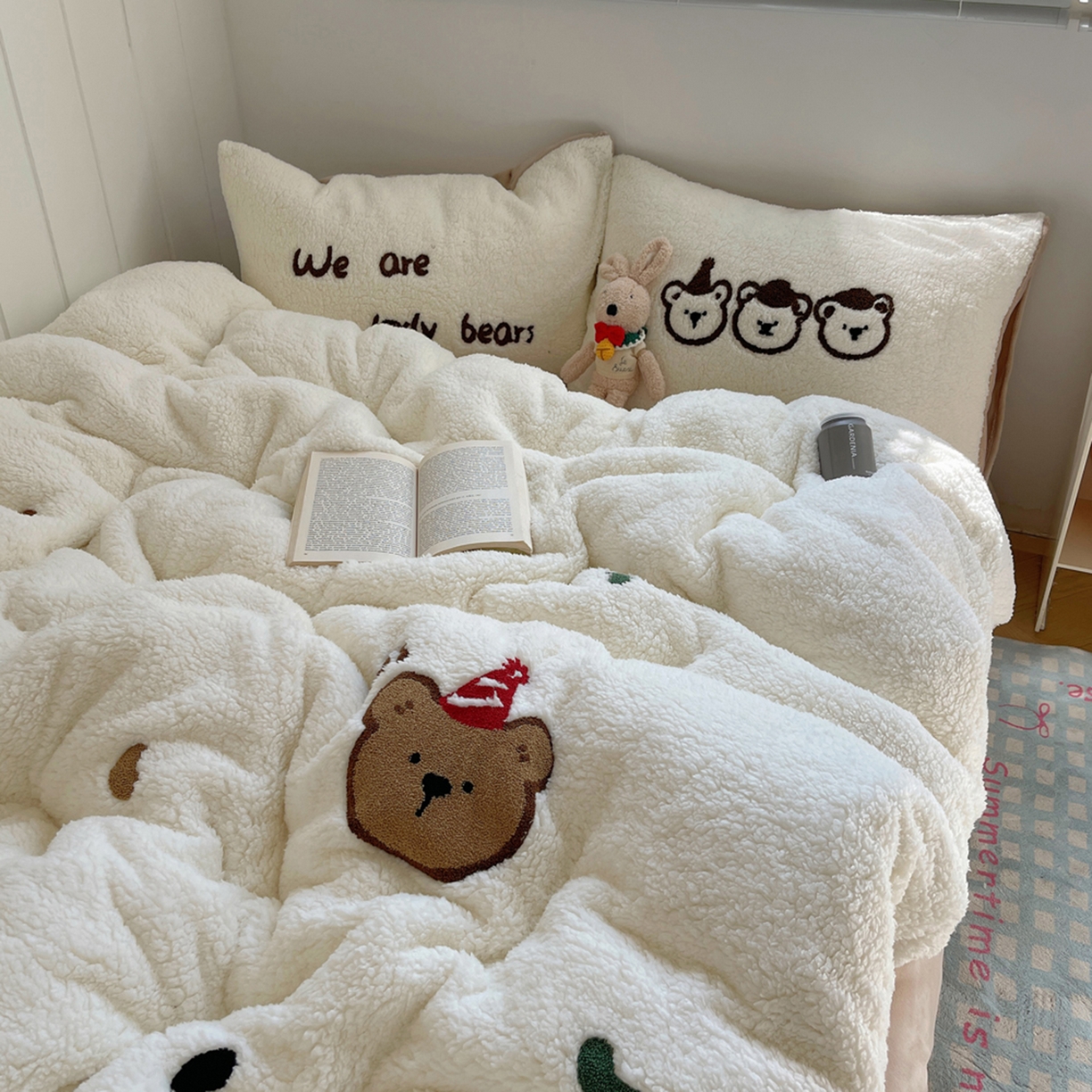 91家纺网 家纺一手货源 找家纺 轻奢坊 2025新款软糯可爱ins韩风羊羔绒毛巾绣四件套 三只小熊-白