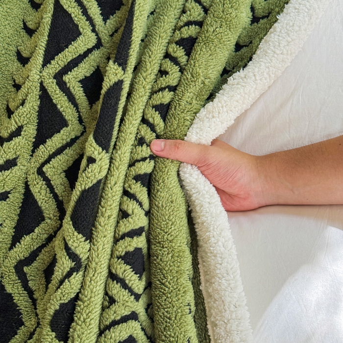 91家纺网 家纺一手货源 找家纺 卡琪曼 2025新款阳离子提花羊羔绒毛毯盖毯毯子 军绿