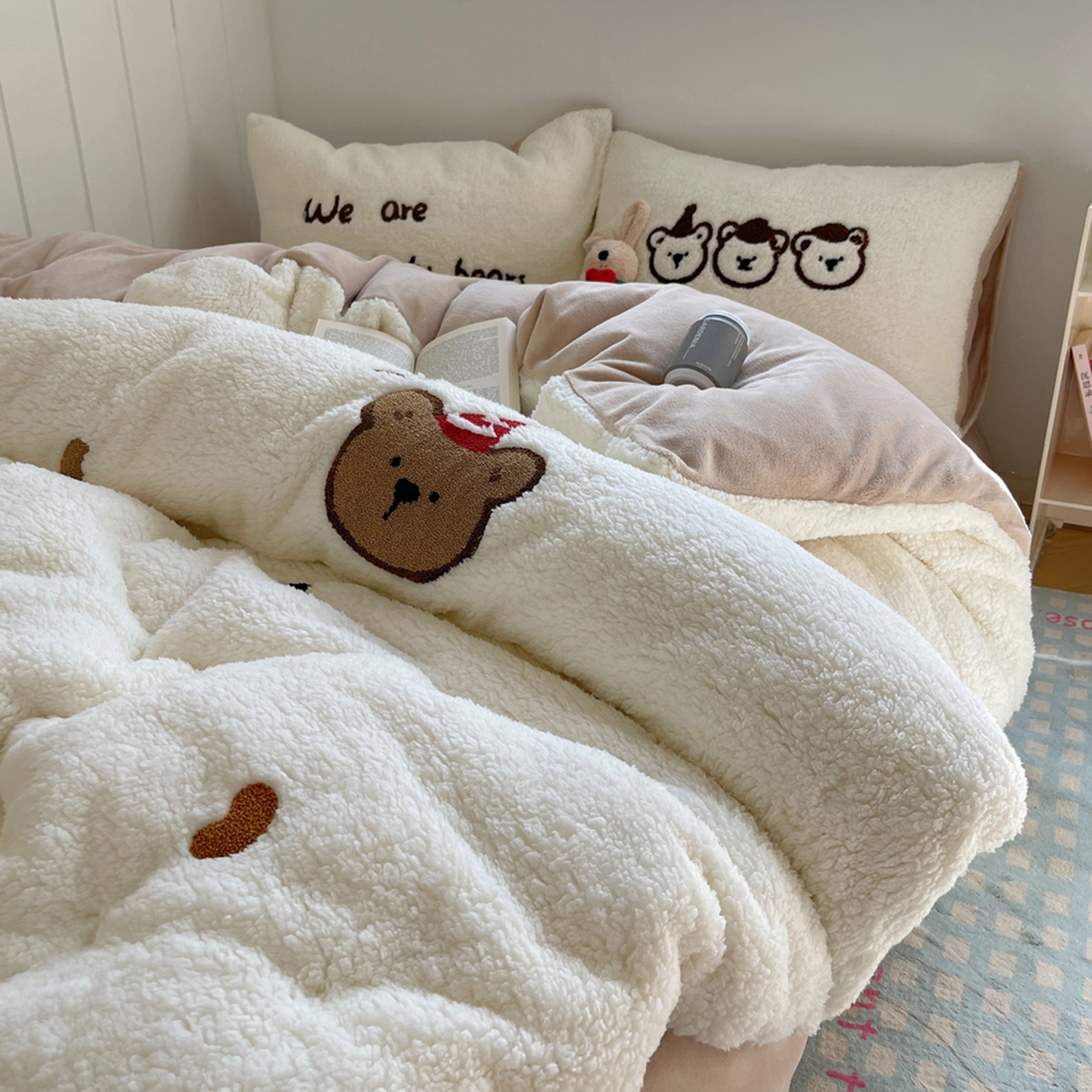 91家纺网 家纺一手货源 找家纺 轻奢坊 2025新款软糯可爱ins韩风羊羔绒毛巾绣四件套 三只小熊-白