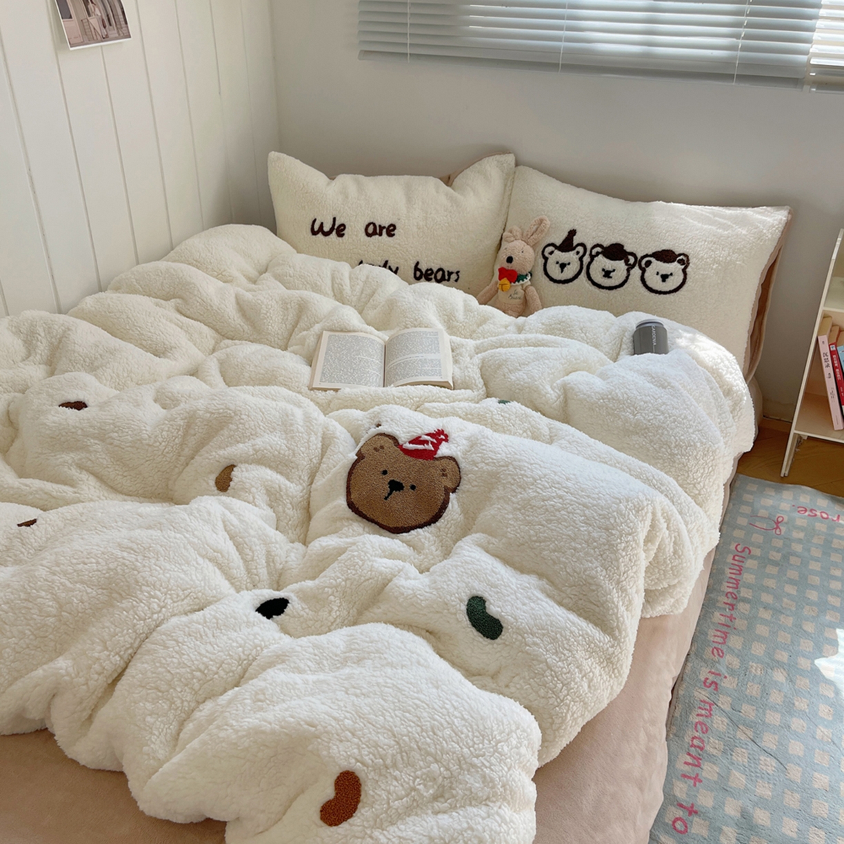 91家纺网 家纺一手货源 找家纺 轻奢坊 2025新款软糯可爱ins韩风羊羔绒毛巾绣四件套 三只小熊-白