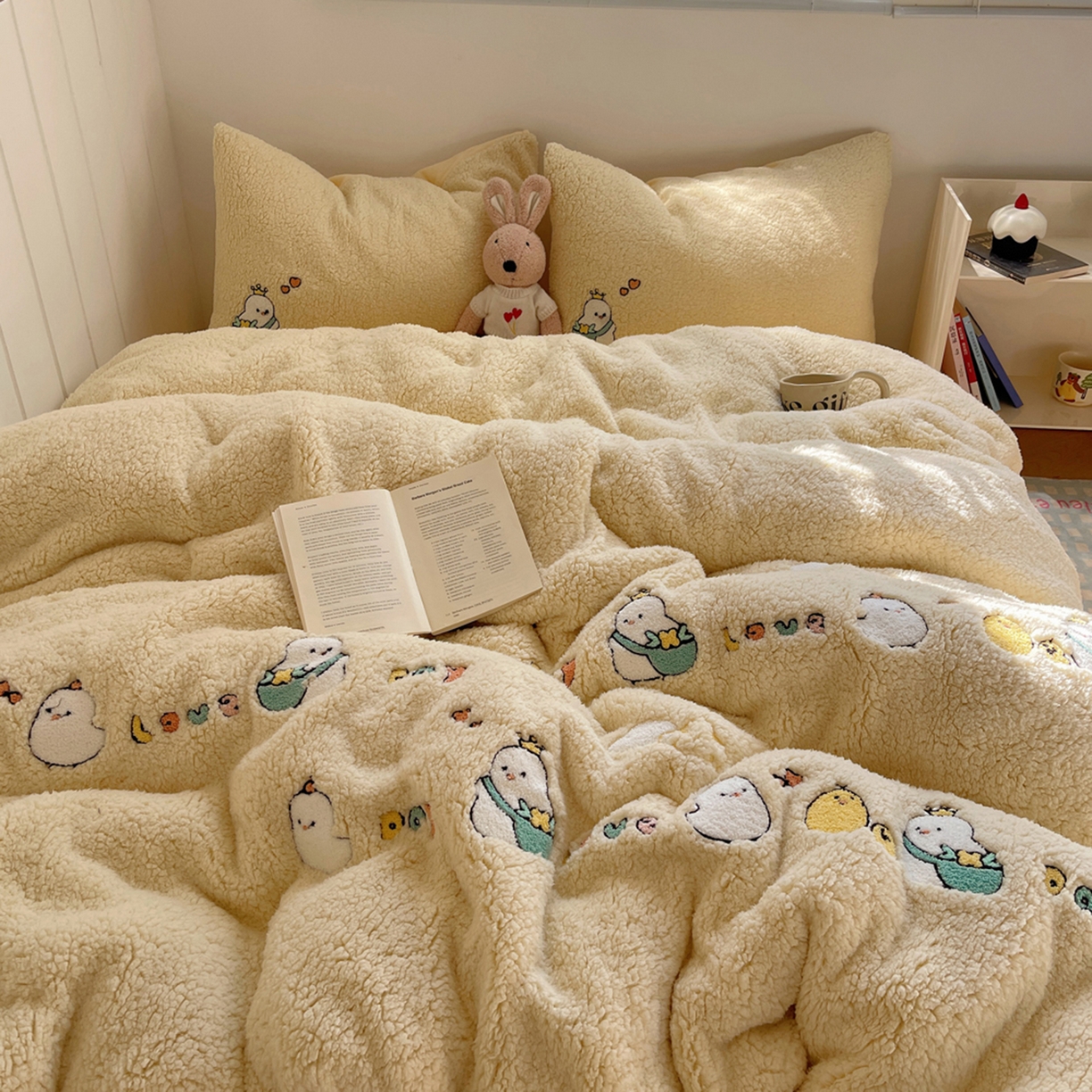 91家纺网 家纺一手货源 找家纺 轻奢坊 2025新款软糯可爱ins韩风羊羔绒毛巾绣四件套 小鸡排队-黄