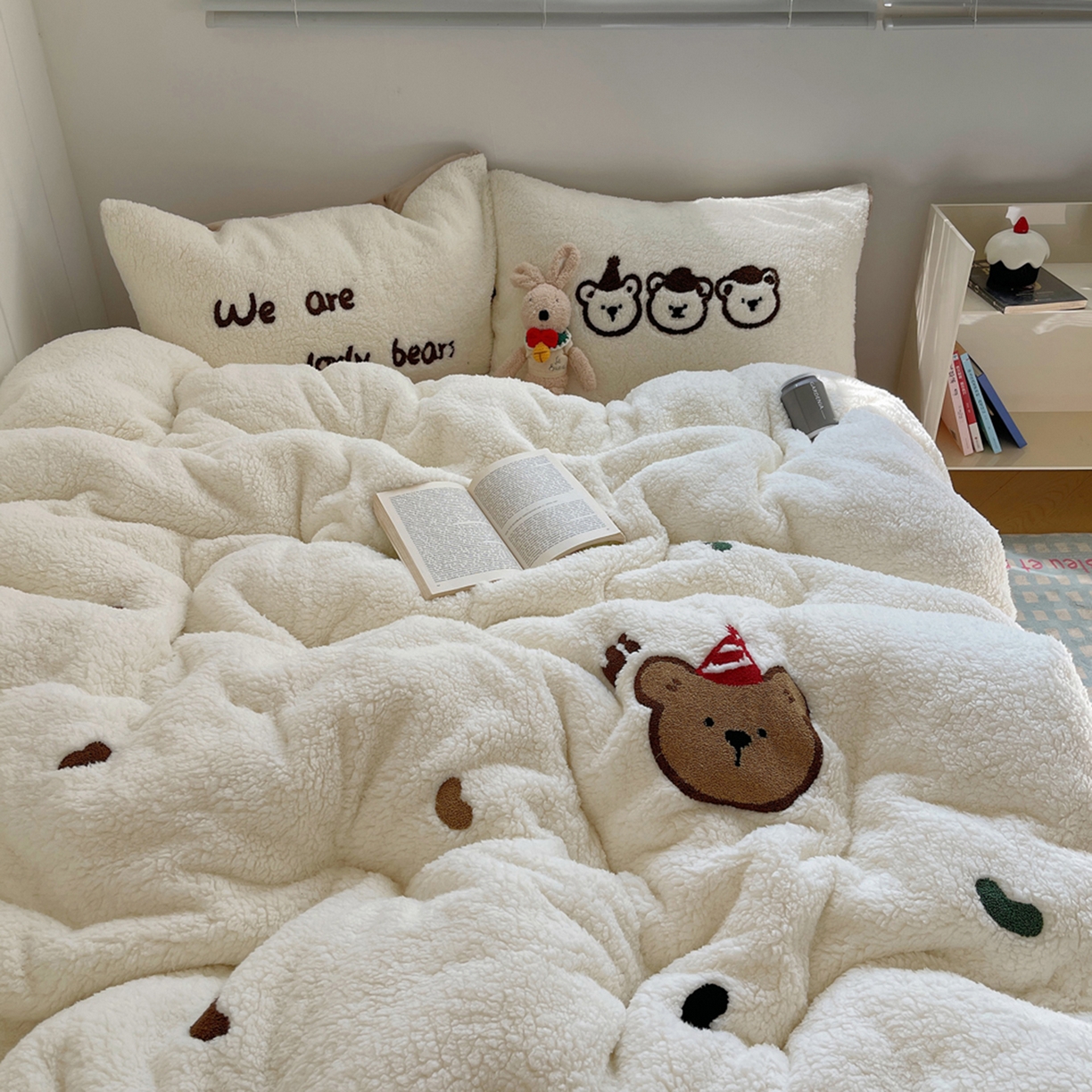 91家纺网 家纺一手货源 找家纺 轻奢坊 2025新款软糯可爱ins韩风羊羔绒毛巾绣四件套 三只小熊-白