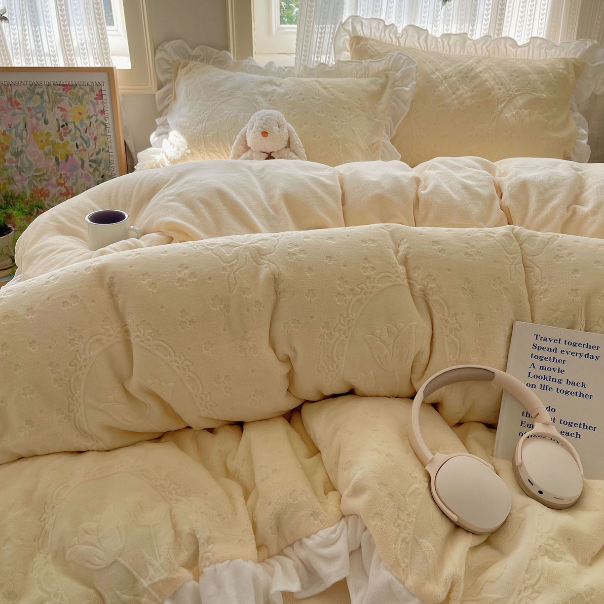 91家纺网 家纺一手货源 找家纺 三朵家纺 2025新款韩系花边雕花绒牛奶绒法莱绒四件套 屋顶花园-黄