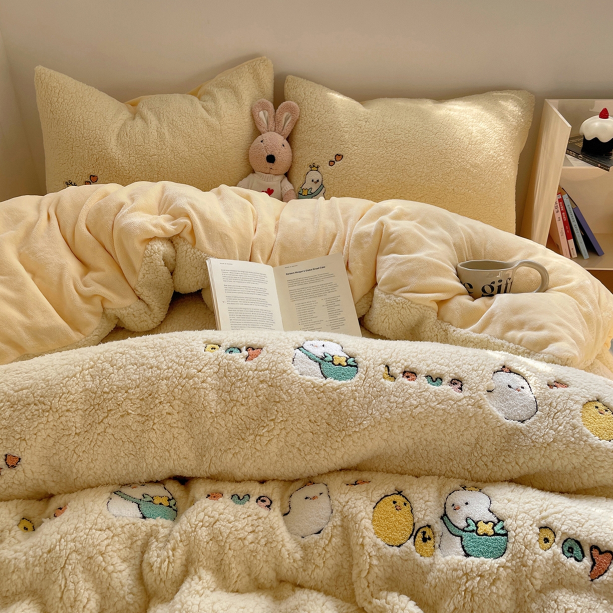 91家纺网 家纺一手货源 找家纺 轻奢坊 2025新款软糯可爱ins韩风羊羔绒毛巾绣四件套 小鸡排队-黄