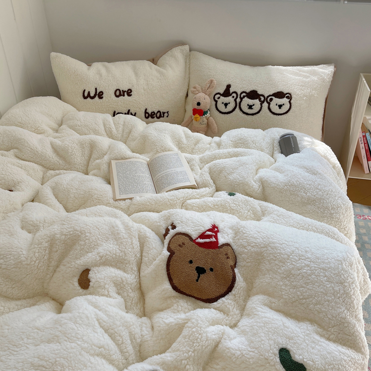 91家纺网 家纺一手货源 找家纺 轻奢坊 2025新款软糯可爱ins韩风羊羔绒毛巾绣四件套 三只小熊-白