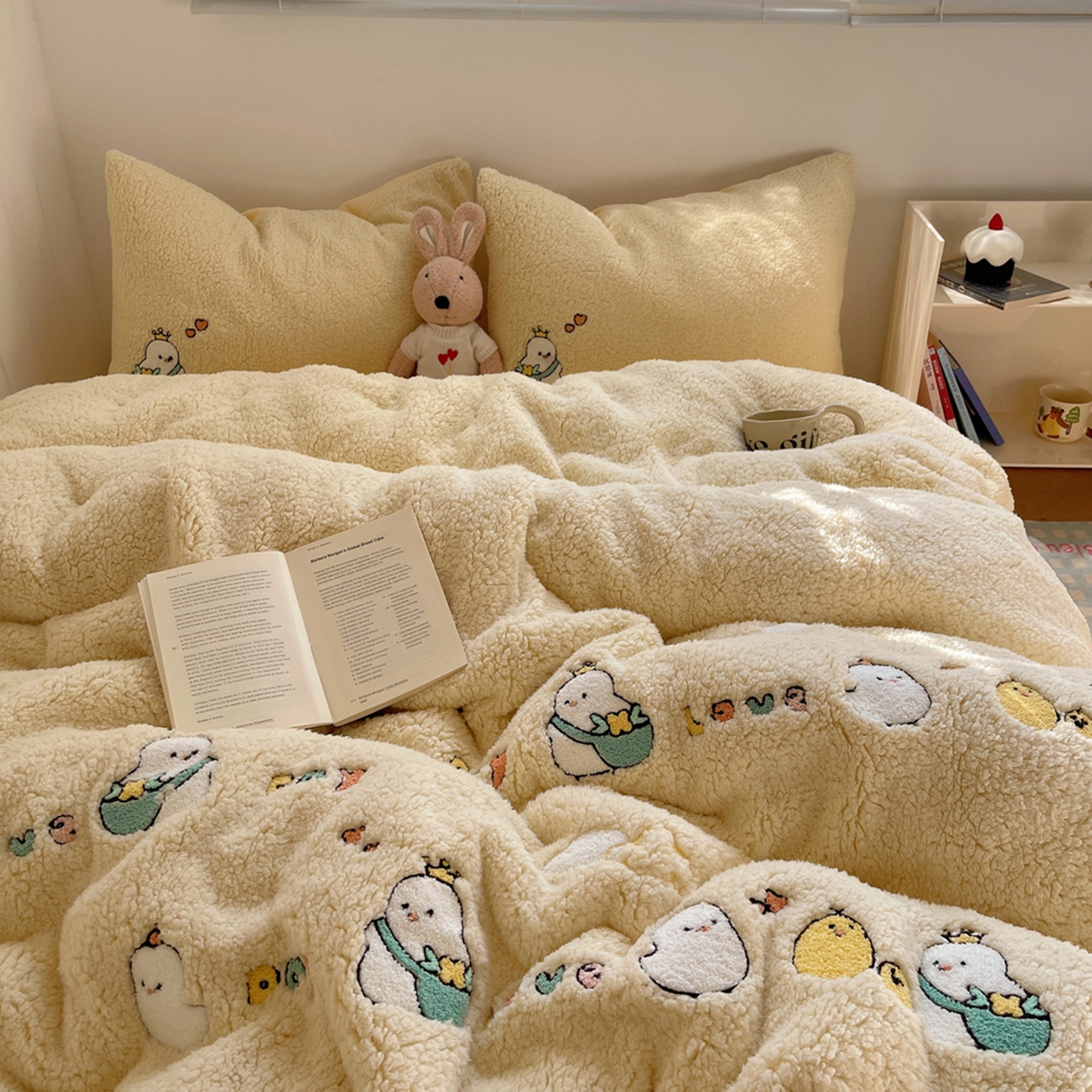 91家纺网 家纺一手货源 找家纺 轻奢坊 2025新款软糯可爱ins韩风羊羔绒毛巾绣四件套 小鸡排队-黄