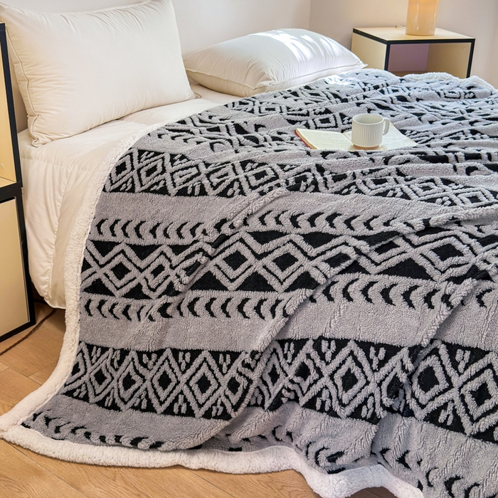 91家纺网 家纺一手货源 找家纺 卡琪曼 2025新款阳离子提花羊羔绒毛毯盖毯毯子 浅灰