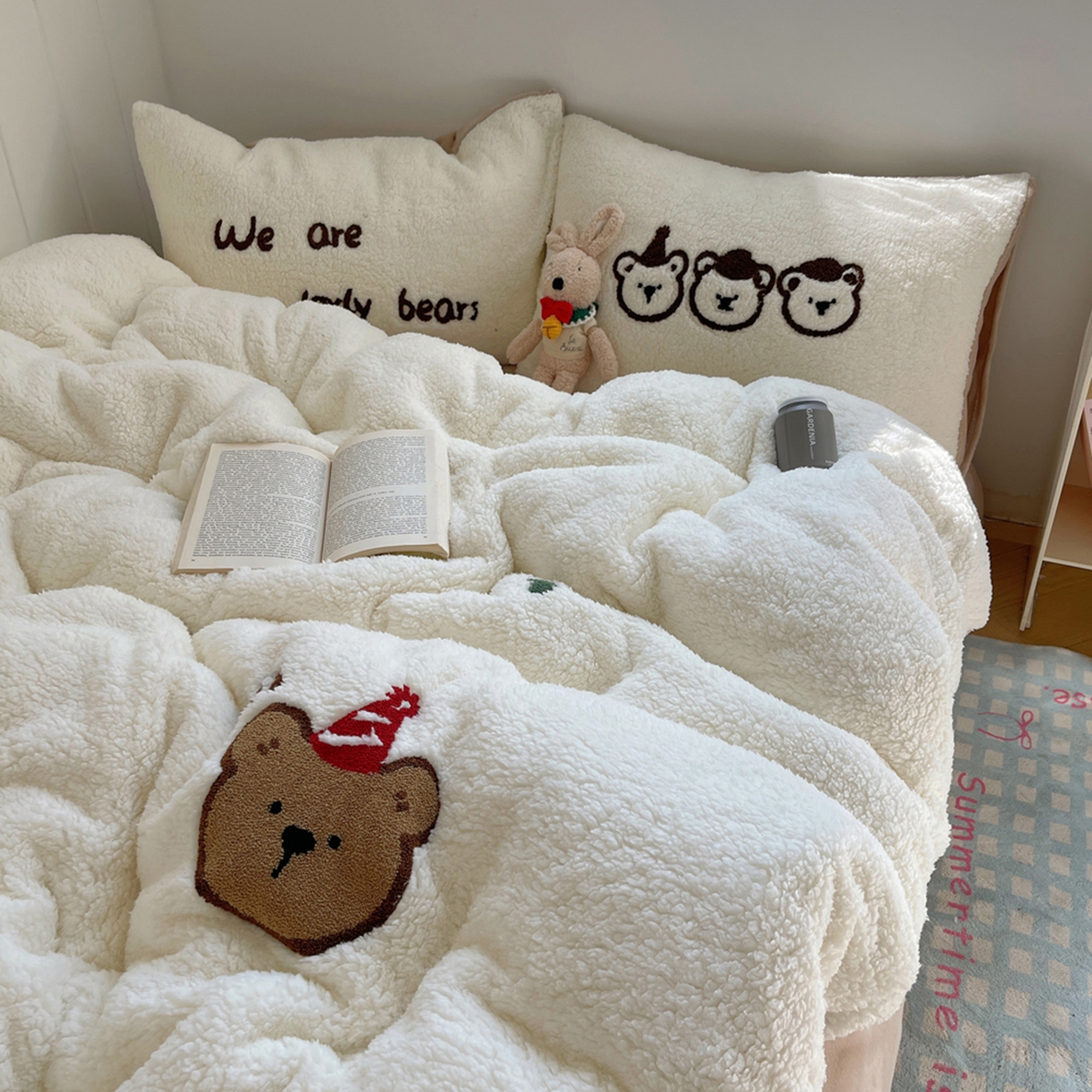 91家纺网 家纺一手货源 找家纺 轻奢坊 2025新款软糯可爱ins韩风羊羔绒毛巾绣四件套 三只小熊-白