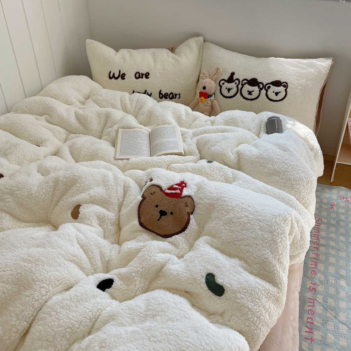 91家纺网 家纺一手货源 找家纺 轻奢坊 2025新款软糯可爱ins韩风羊羔绒毛巾绣四件套 三只小熊-白