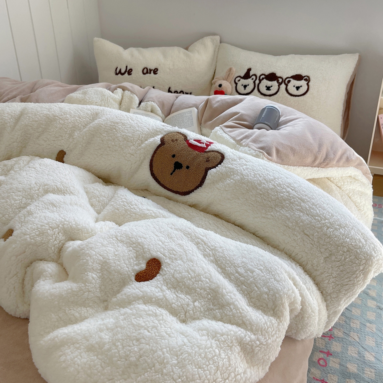 91家纺网 家纺一手货源 找家纺 轻奢坊 2025新款软糯可爱ins韩风羊羔绒毛巾绣四件套 三只小熊-白