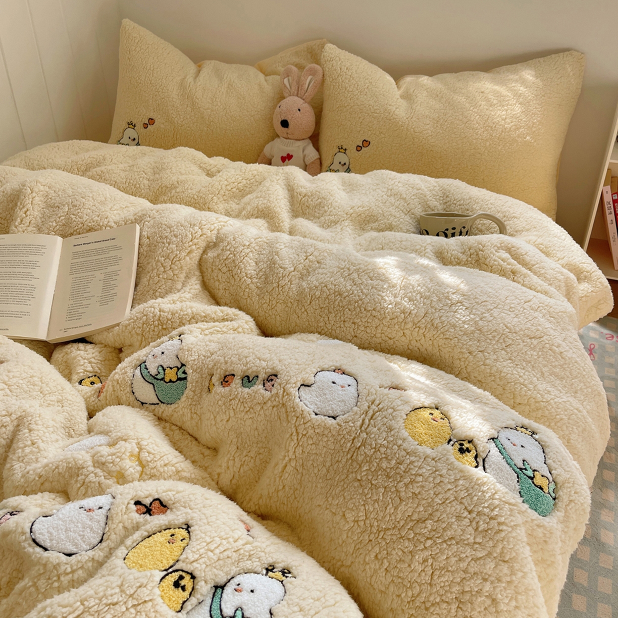 91家纺网 家纺一手货源 找家纺 轻奢坊 2025新款软糯可爱ins韩风羊羔绒毛巾绣四件套 小鸡排队-黄