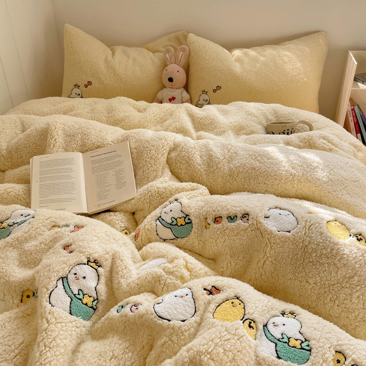 91家纺网 家纺一手货源 找家纺 轻奢坊 2025新款软糯可爱ins韩风羊羔绒毛巾绣四件套 小鸡排队-黄